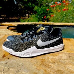 Kobe Mamba Instinct EP, black/white/gold. Lightly worn. Size 8.5, no box